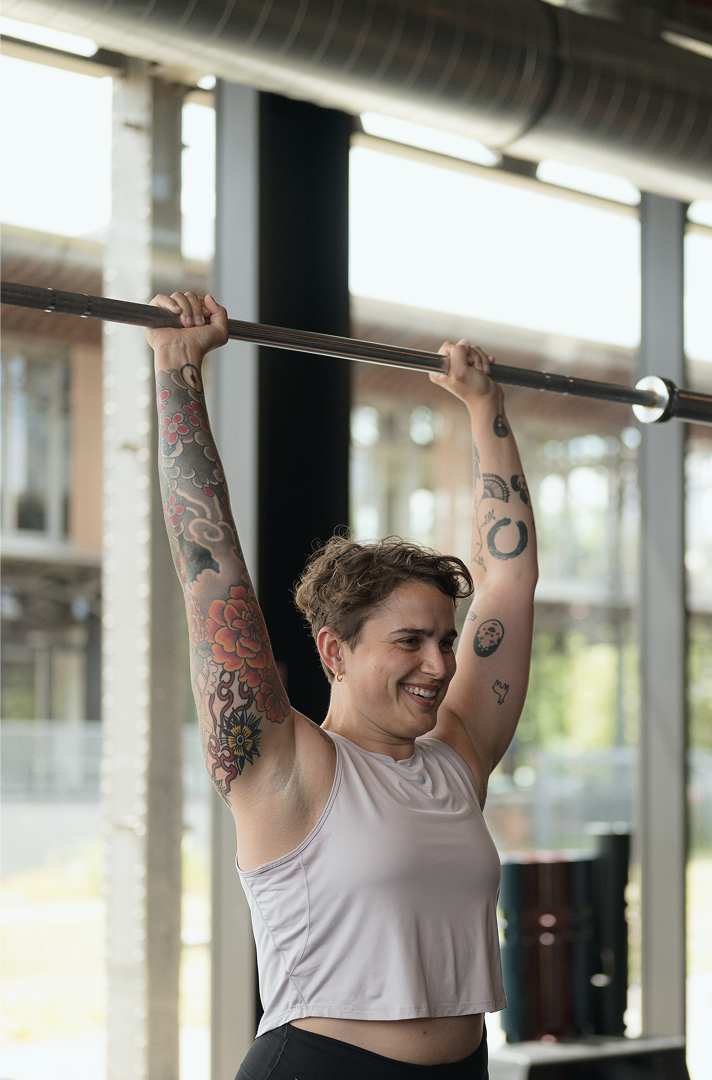 Dame die aan het fitnessen is